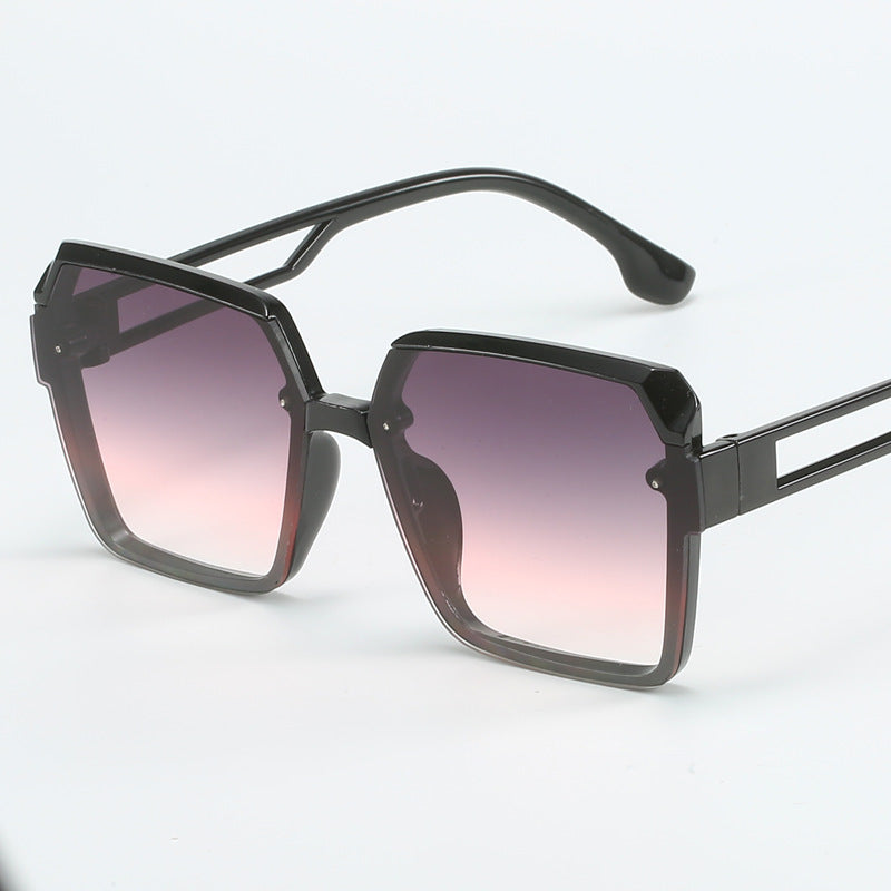 Dame moteriktig kvadratisk solbrille med filigran design Luvikno