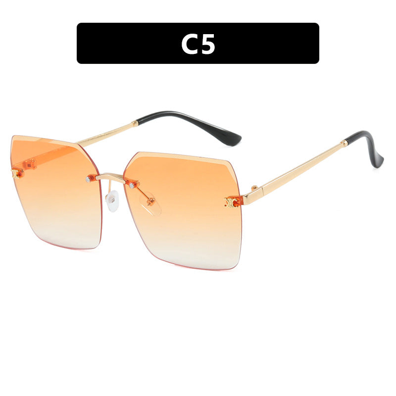 Dame firkantet solbrille i moderne design med filigran metallramme Luvikno