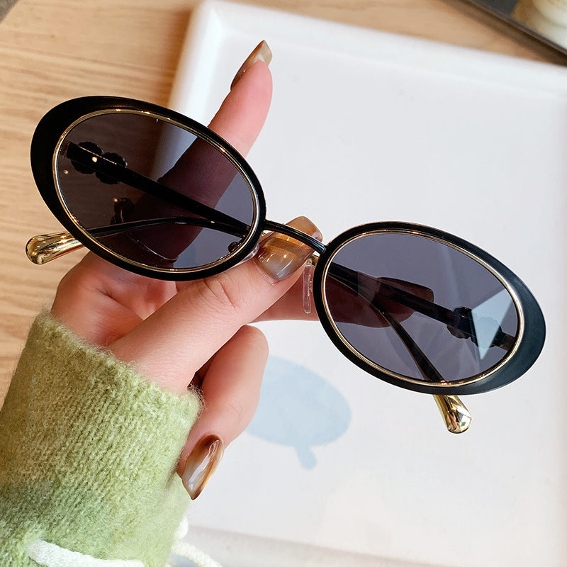 Dame moteriktig solbrille med stilfullt oseanisk design Luvikno