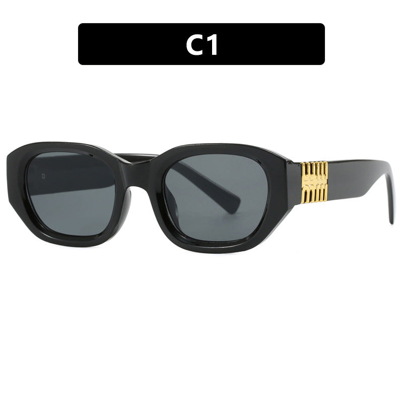 Dame moteriktig solbrille med unikt, geometrisk design og elegante aksenter Luvikno