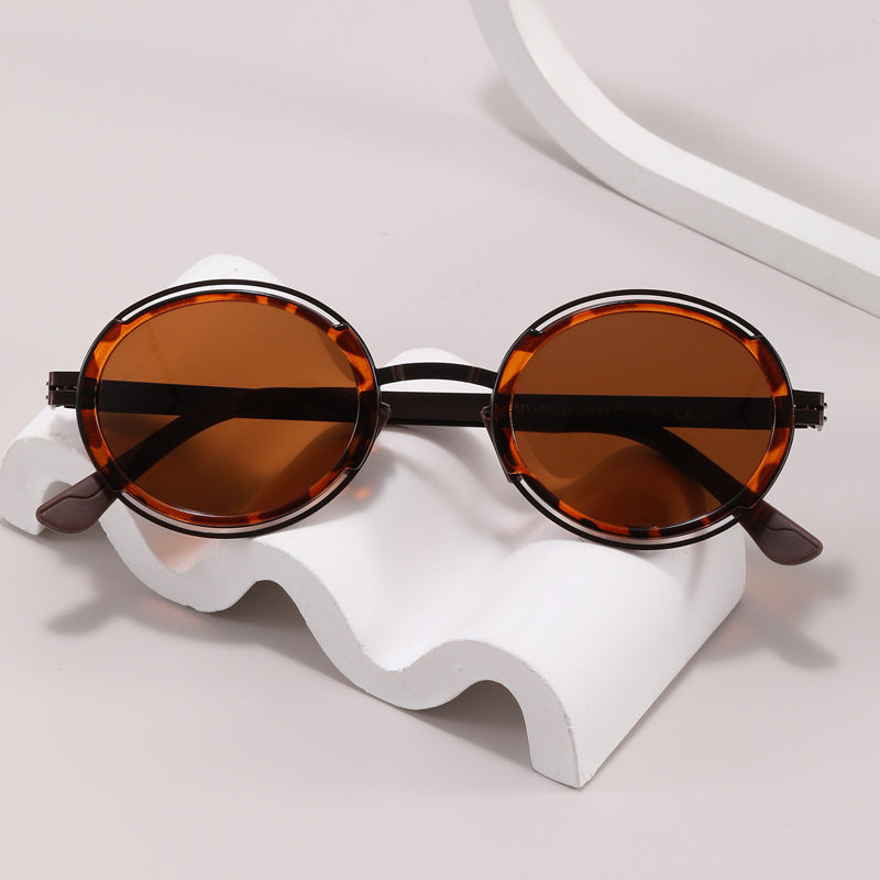 Damer moteriktig rund solbrille med elegant metallramme Luvikno