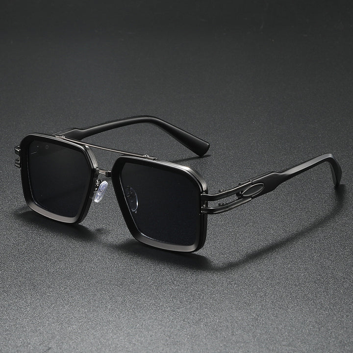 Dame moteriktig solbrille i moderne kantet design Luvikno