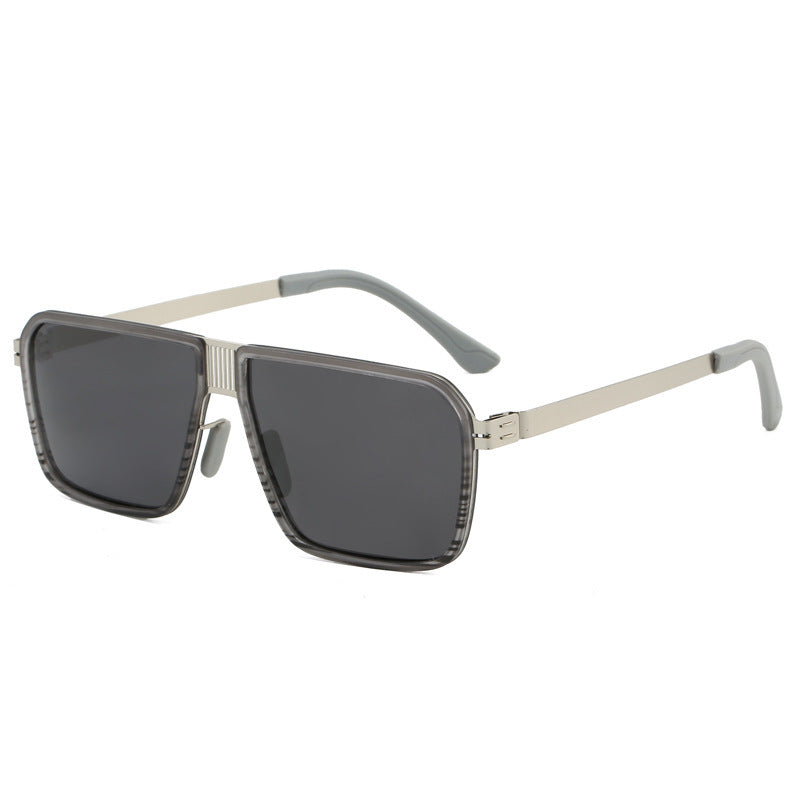 Dame moteriktig solbrille i moderne, firkantet design Luvikno