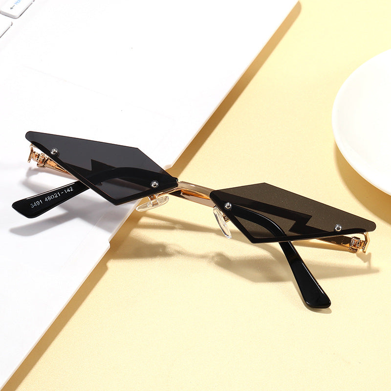 Dame geometrisk designer solbrille med innovativ ramme Luvikno