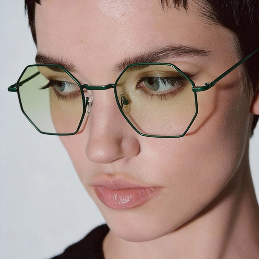 Dame oktagonal solbrille med elegante metallaksenter Luvikno