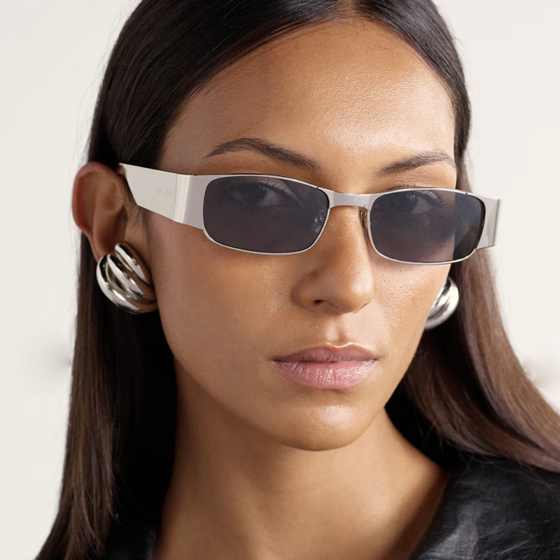 Dame moteriktig rektangulær solbrille med elegante glass Luvikno