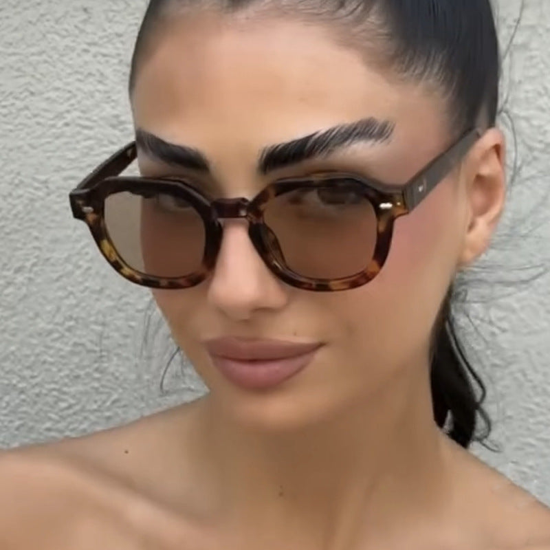 Dame solbrille i moderne design med polariserte linser Luvikno