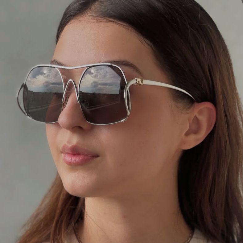 Dame geometrisk solbrille med smal metallramme og brune glass Luvikno