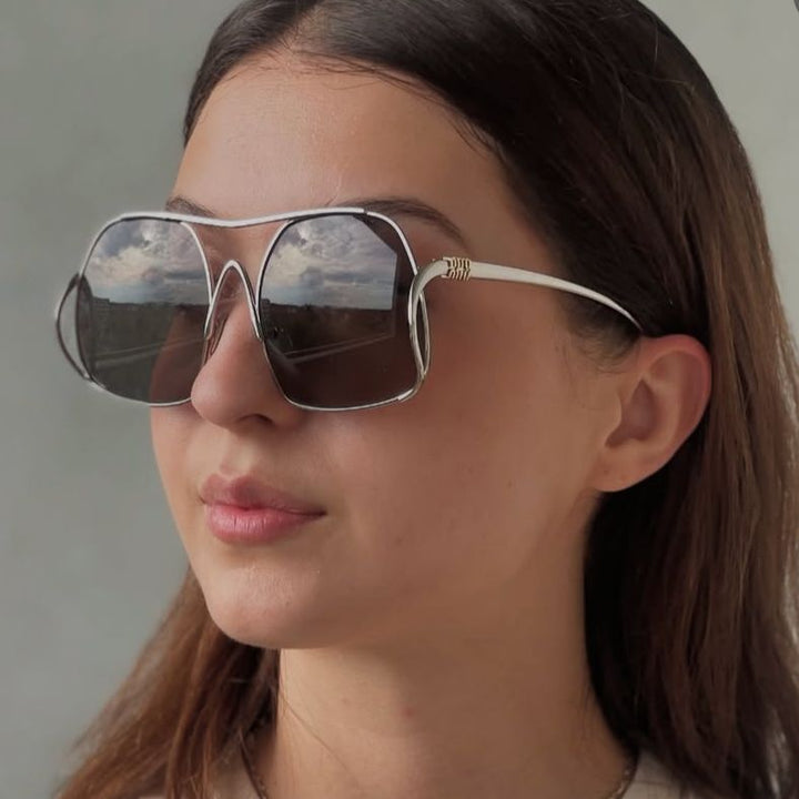 Dame geometrisk solbrille med smal metallramme og brune glass Luvikno