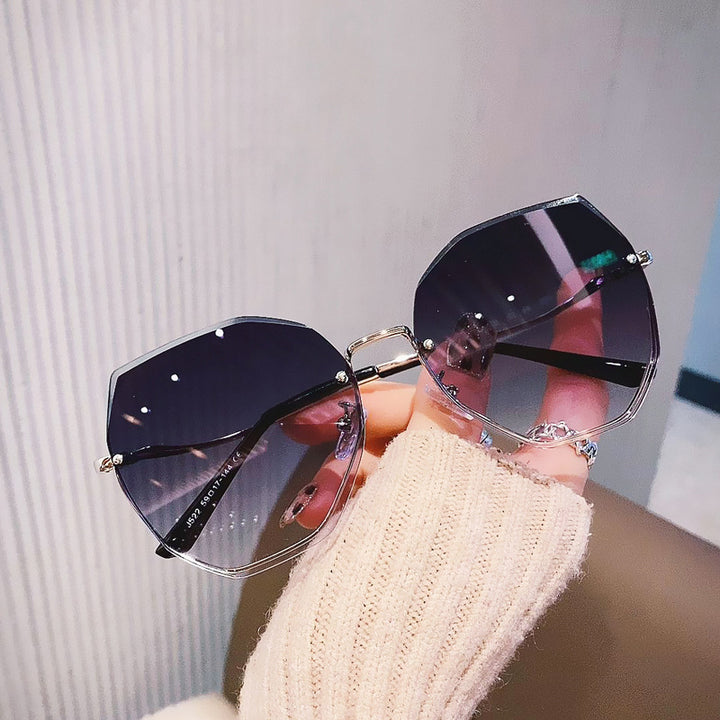 Dame oversized solbriller med stilfull, fasettert ramme Luvikno