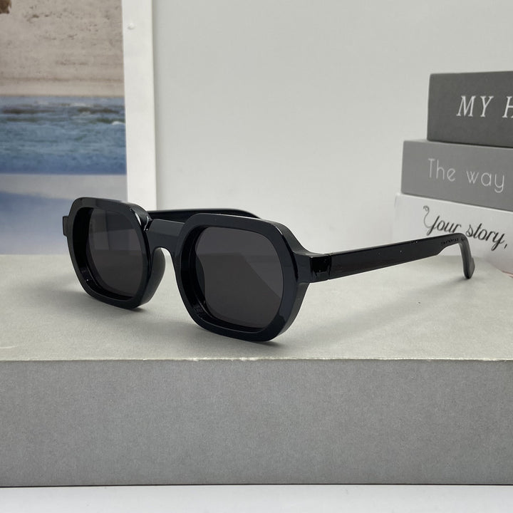 Dame moteriktig solbrille i moderne design med bred ramme Luvikno