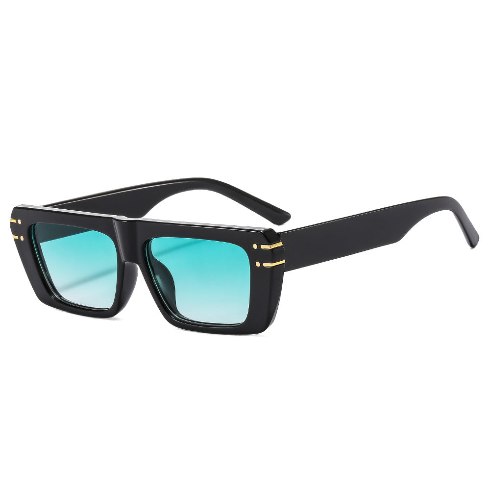 Dame moteriktig kvadratisk solbrille med glitrende akenter Luvikno