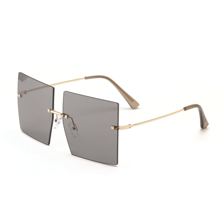 Dame moteriktig kvadratisk solbrille med brede glass og filigran metallramme Luvikno