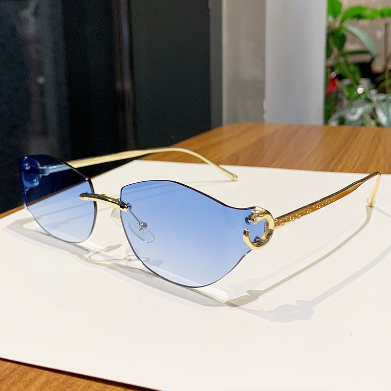 Dame moteriktig solbrille med innovativt sjakkert design Luvikno