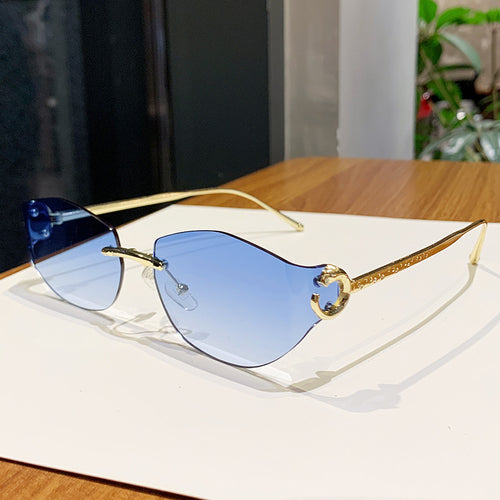 Dame moteriktig solbrille med innovativt sjakkert design Luvikno