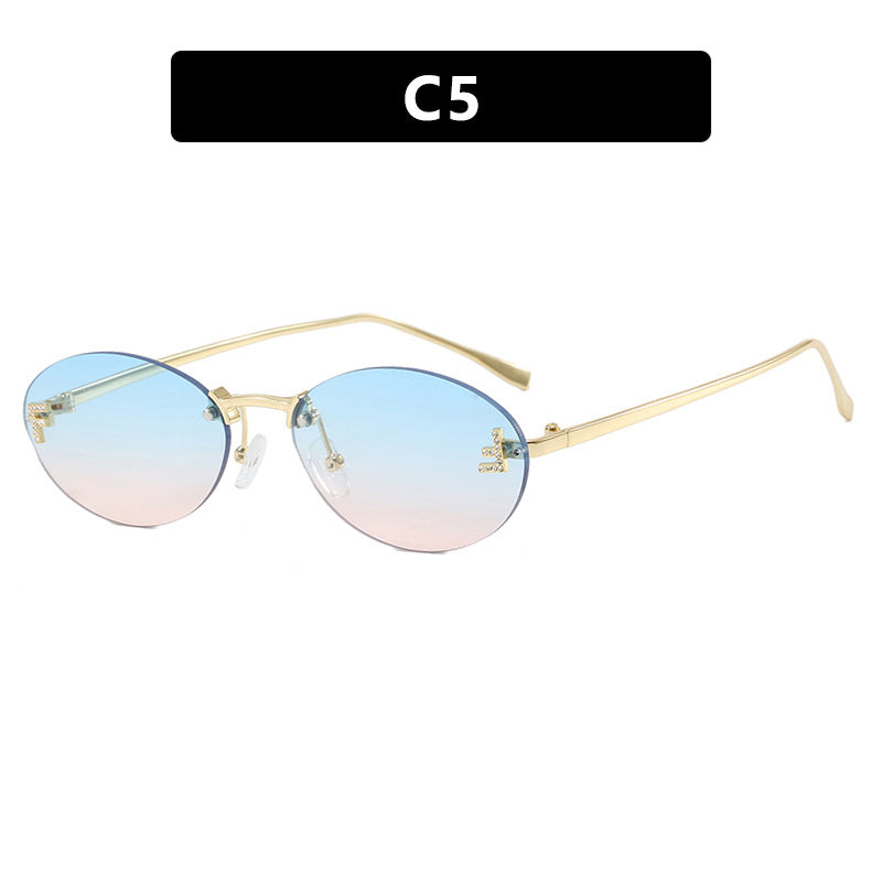 Dame moteriktig solbrille med elegant, speilreflekterende glassfront og filigran metallramme Luvikno