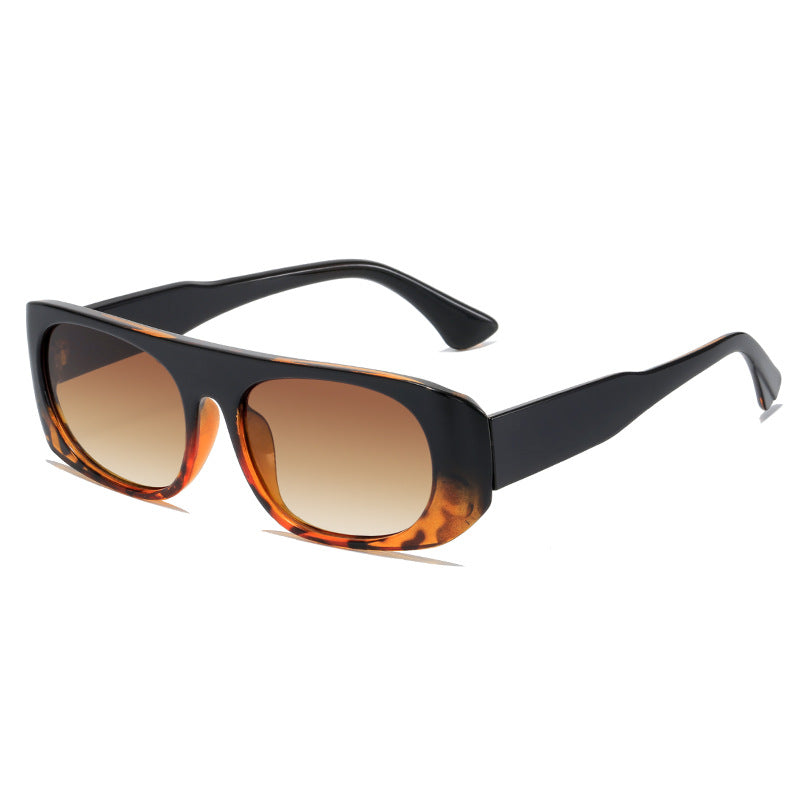 Dame moteriktig solbrille i elegant skjolddesign Luvikno