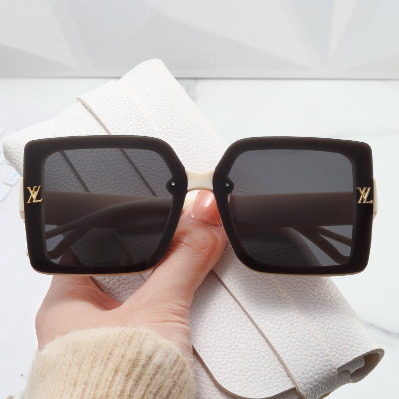 Damen moteriktig firkantet solbrille med elegant design Luvikno
