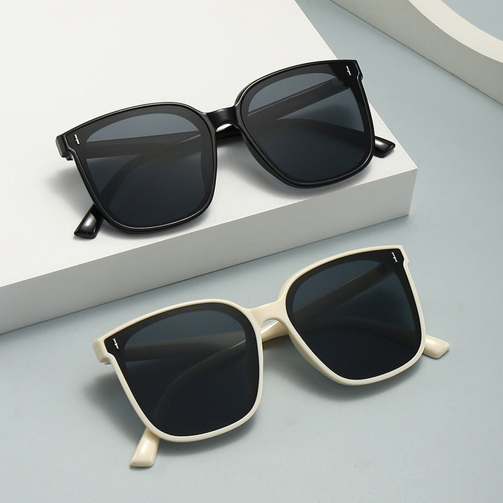 Dame Motekom solbrille med beskyttende UV-filter og elegant design Luvikno
