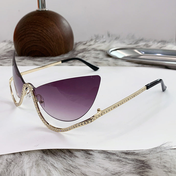 Damer ekstravagant formet Cat-Eye solbrille med glitrende applikasjoner Luvikno