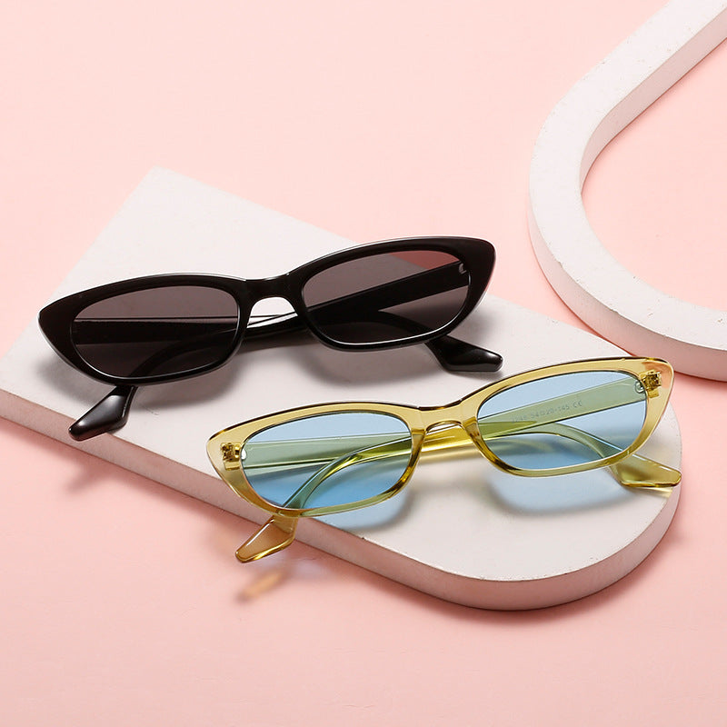 Dame moderne solbriller i trendy cat-eye-stil med gjennomsiktig ramme Luvikno
