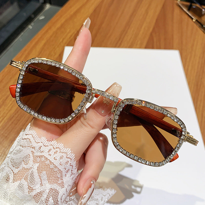 Dame solbrille med strassbesatt ramme og moderne tre-design Luvikno