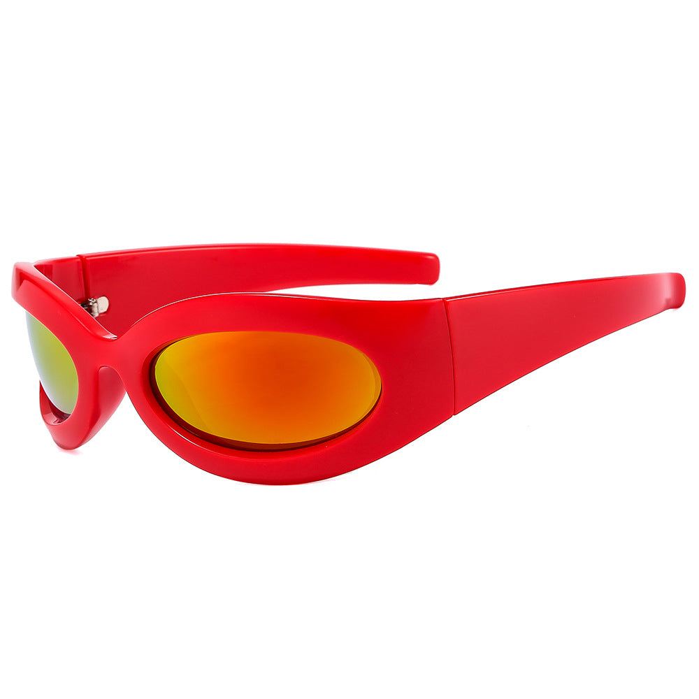 Dame moteriktig solbrille med oval ramme og moderne finish Luvikno