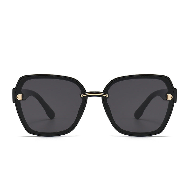 Dame solbrille med stilfull, kvadratisk ramme og elegante detaljer Luvikno