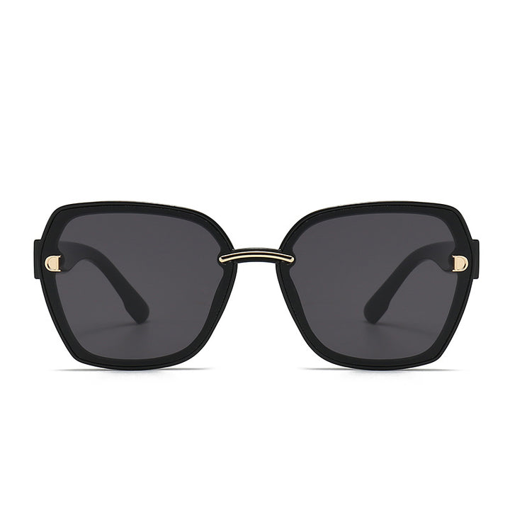 Dame solbrille med stilfull, kvadratisk ramme og elegante detaljer Luvikno