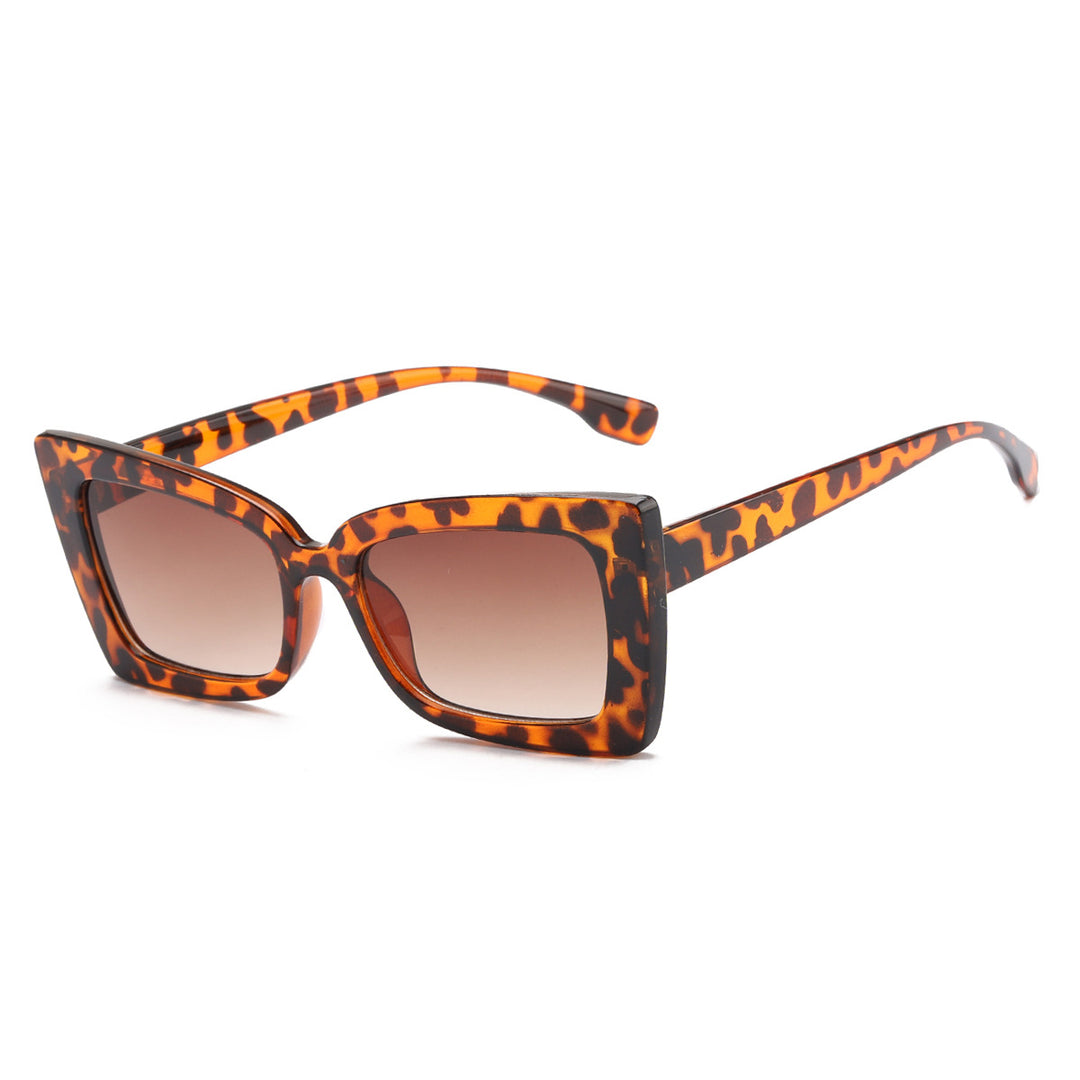 Dame moteriktig solbrille med bred ramme og markant design Luvikno