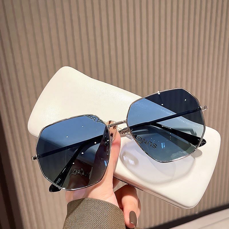 Dame moteriktig geometrisk solbrille med beskyttende UV-filter og stilfull innfatning Luvikno