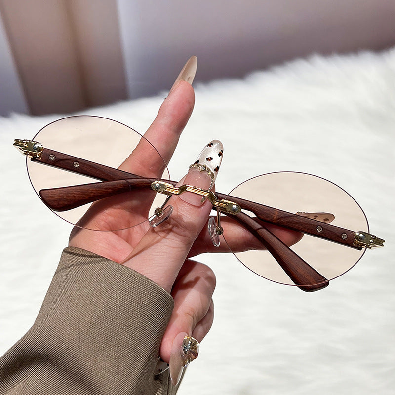 Dame moteriktig og elegant solbrille med ovalt design Luvikno