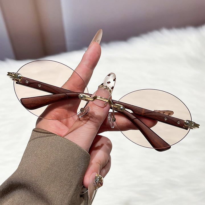 Dame moteriktig og elegant solbrille med ovalt design Luvikno