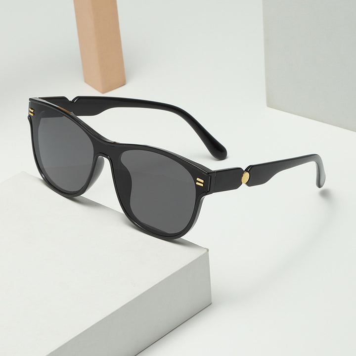 Dame moteriktig solbrille med unik ramme Luvikno