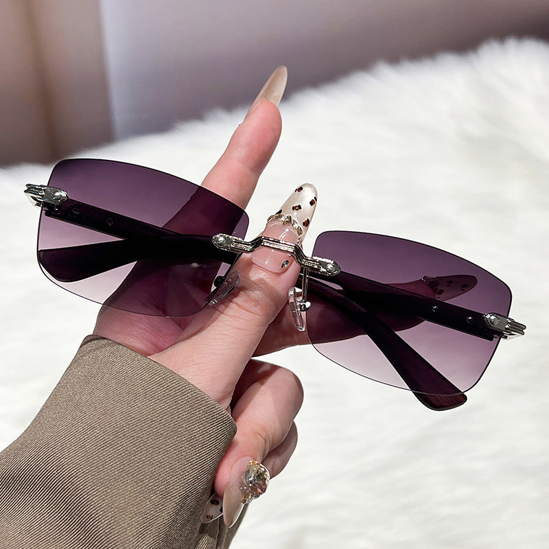Dame ekstravagant moteriktig solbrille med innovativ ramme Luvikno