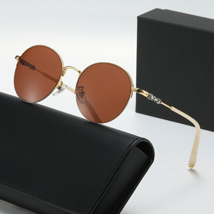 Dame rund solbrille med elegant metallramme og komfortable nesepads Luvikno