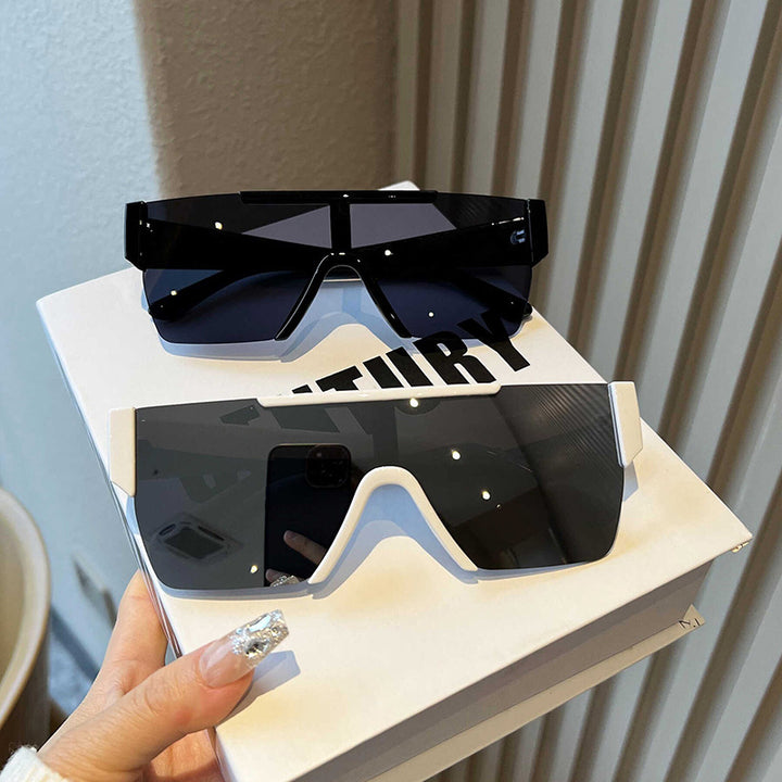 Dame futuristisk sportssolbrille med UV-beskyttelse og bred glassflate Luvikno