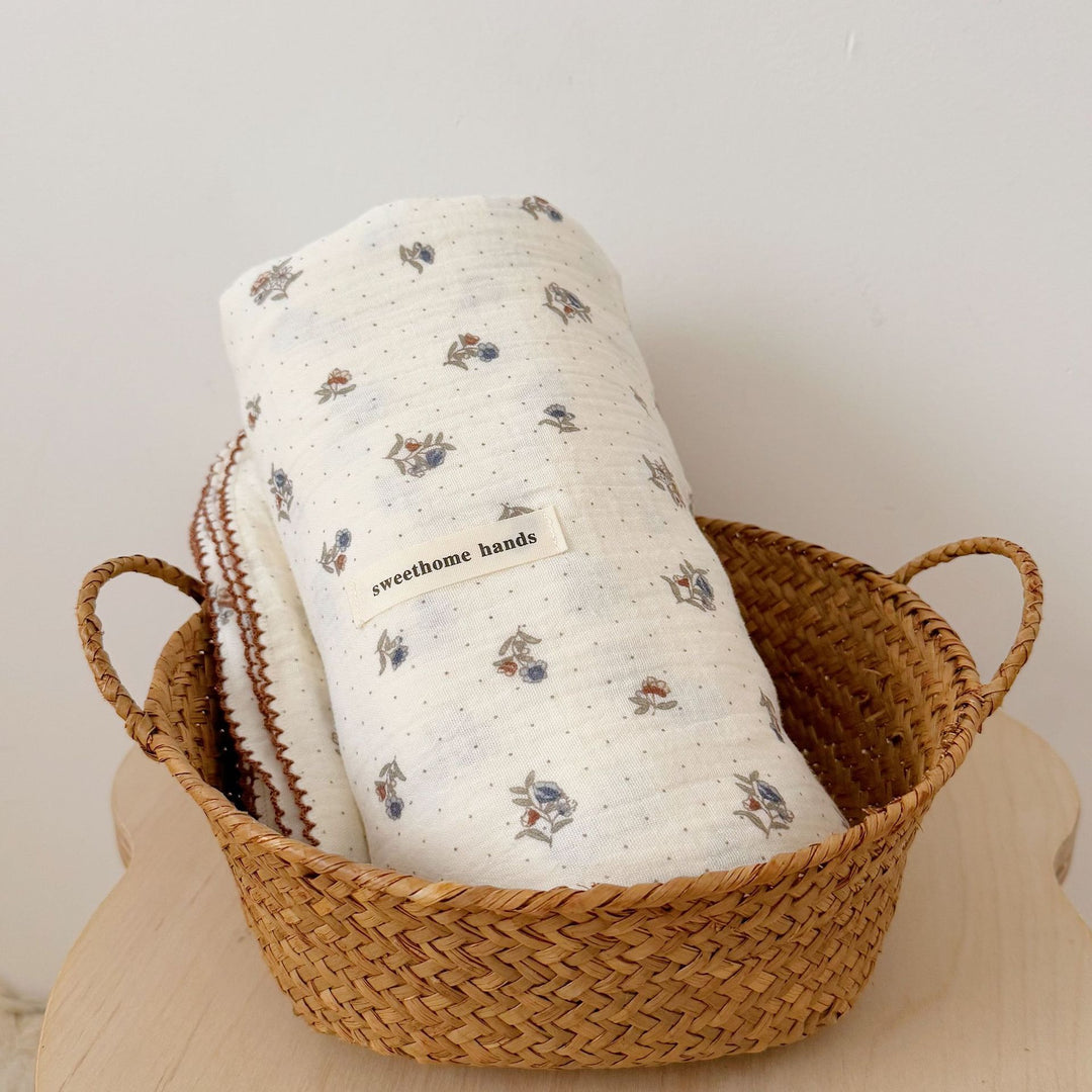 Unisex Musselinteppe med delikat blomsterdesign og elegante volanger Luvikno