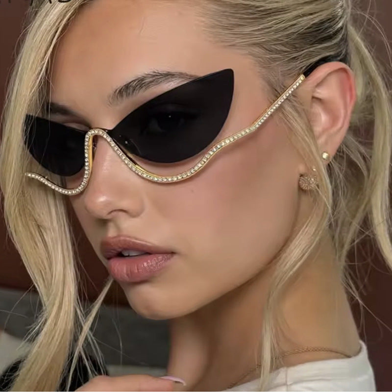 Damer ekstravagant formet Cat-Eye solbrille med glitrende applikasjoner Luvikno