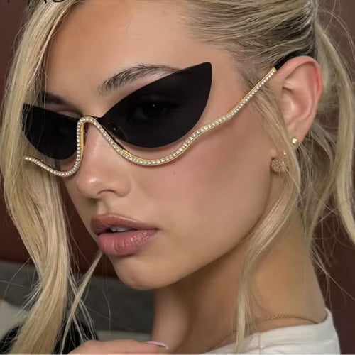 Damer ekstravagant formet Cat-Eye solbrille med glitrende applikasjoner Luvikno