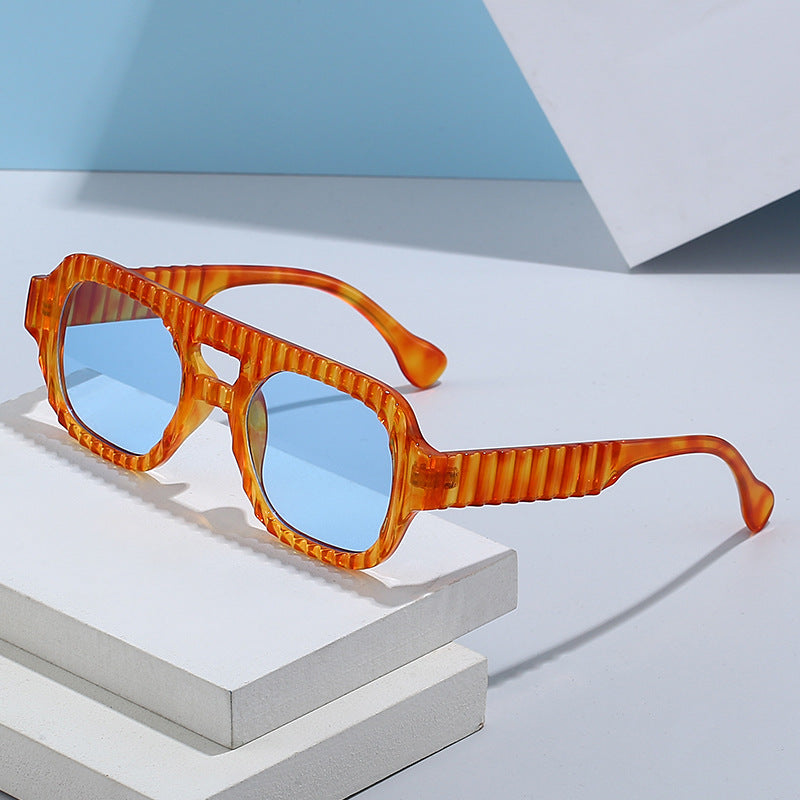 Dame moteriktig solbrille i futuristisk design med strukturert ramme Luvikno