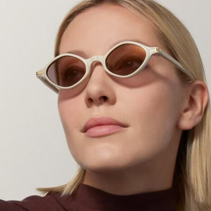 Dame moteriktig solbrille med unikt design og høykvalitets metallramme Luvikno