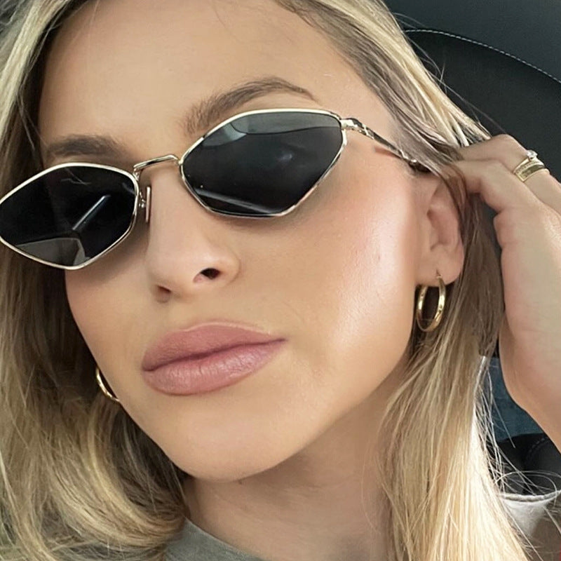 Dame geometrisk solbrille med fin metallramme og UV-beskyttelse Luvikno
