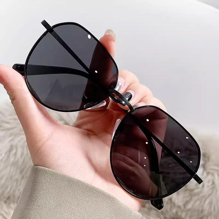 Dame kattøyer solbrille med elegant metallramme Luvikno