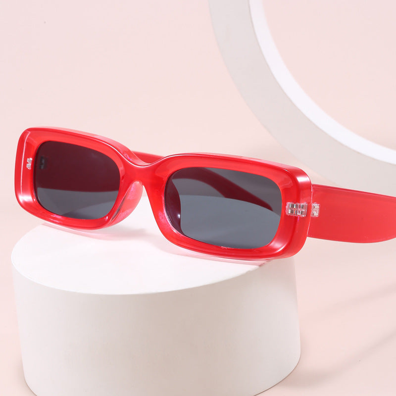 Dame stilig designer solbrille med moderne, rektangulær ramme Luvikno