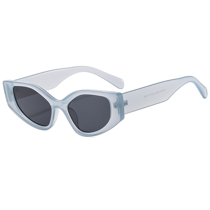 Dame moteriktig solbrille med moderne, vidvinklet ramme Luvikno