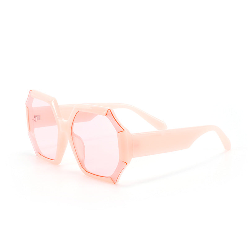 Dame moterelatert solbrille med fasettert ramme Luvikno