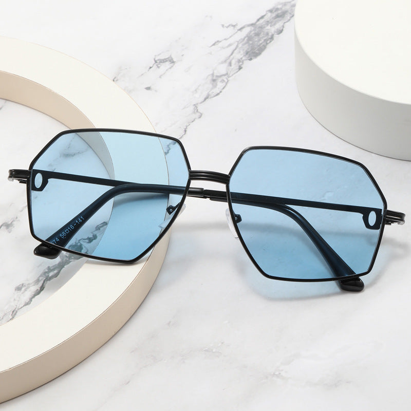 Dame Stilig geometrisk solbrille med edel metallramme Luvikno