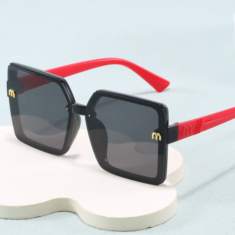 Dame moteriktig kvadratisk solbrille med speilende gradient Luvikno