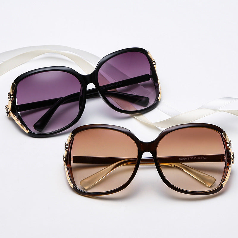 Dame elegante oversized solbrille med gyldne aksenter Luvikno